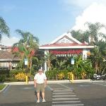 This is a landscape-type photo.
In other words it was taken far away from the subject. 
FERGIE again is the subject.
Drumstir the photog. This is one of our fav hangouts when we are in Florida. The Bahama
Breeze near the airport.